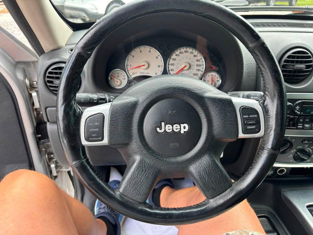 Jeep Liberty photo 18