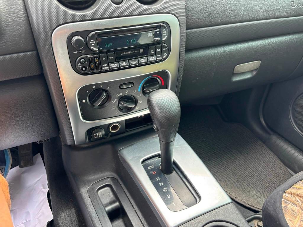 Jeep Liberty photo 15