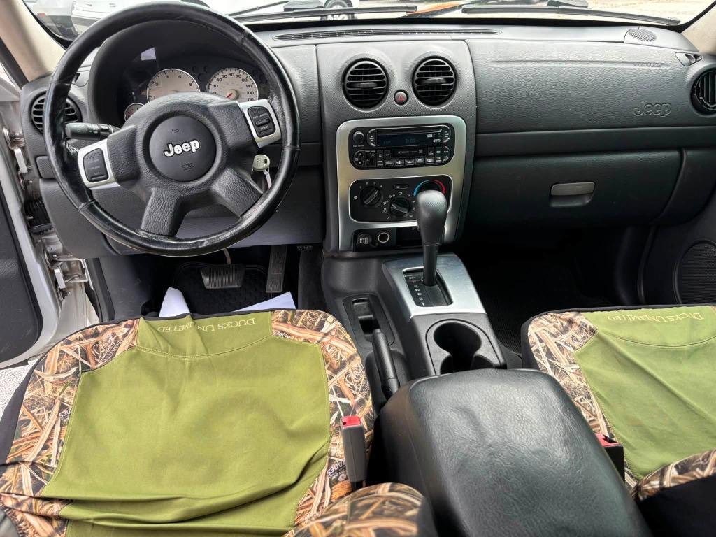 Jeep Liberty photo 8