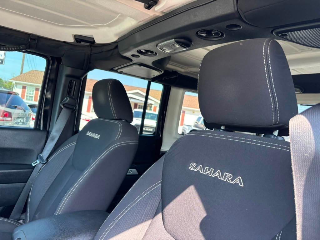 Jeep Wrangler photo 12