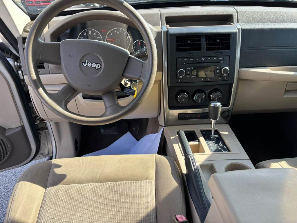 Jeep Liberty photo 8