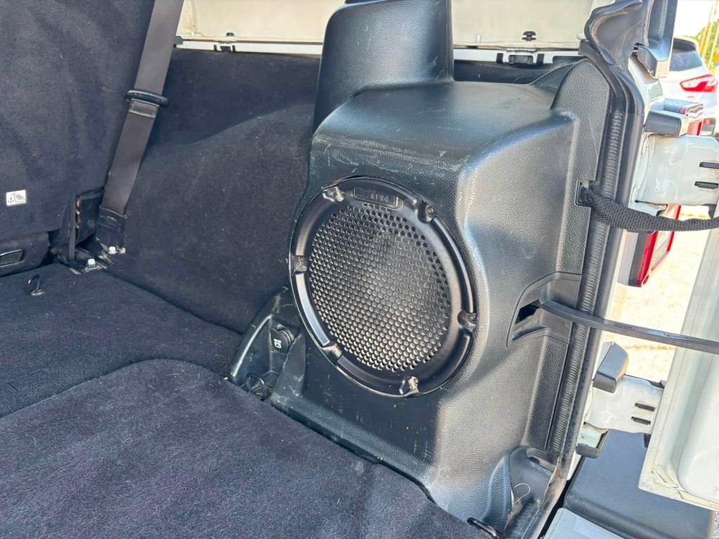Jeep Wrangler photo 10