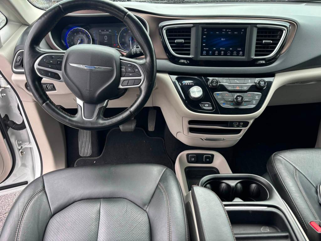 Chrysler Pacifica photo 9
