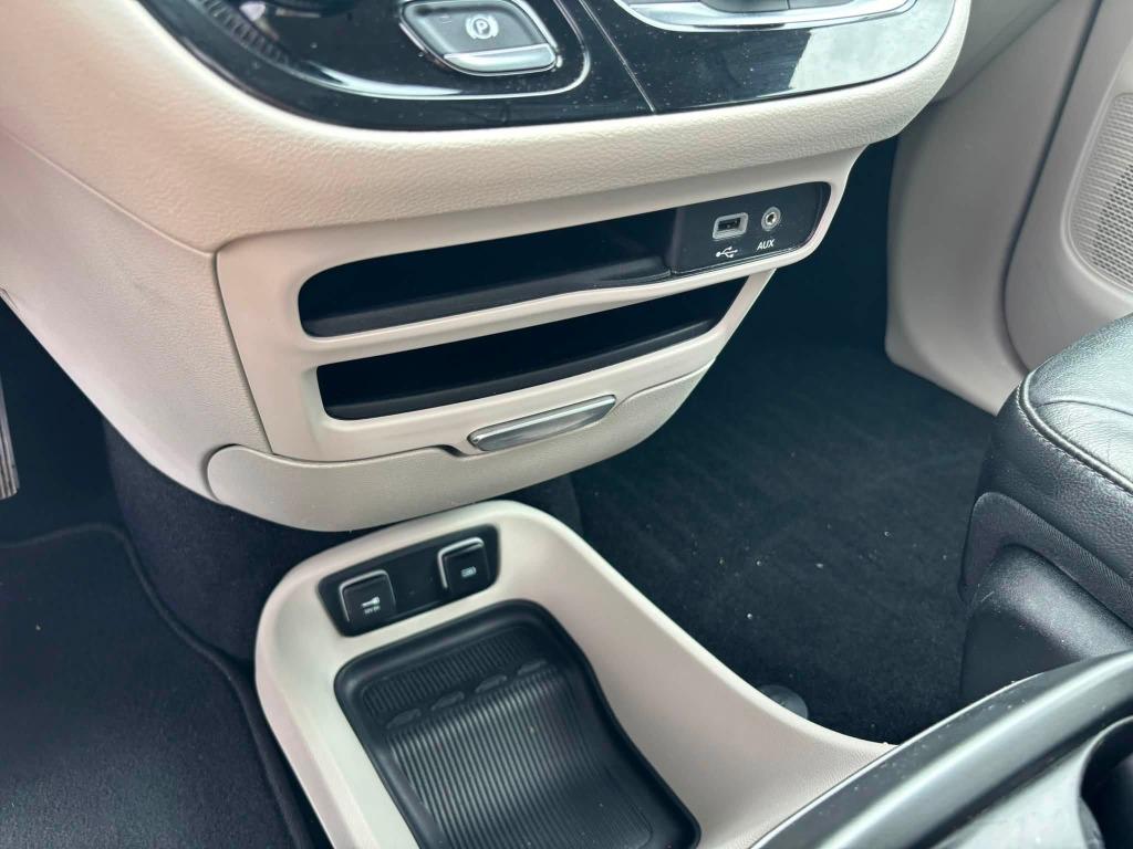 Chrysler Pacifica photo 18