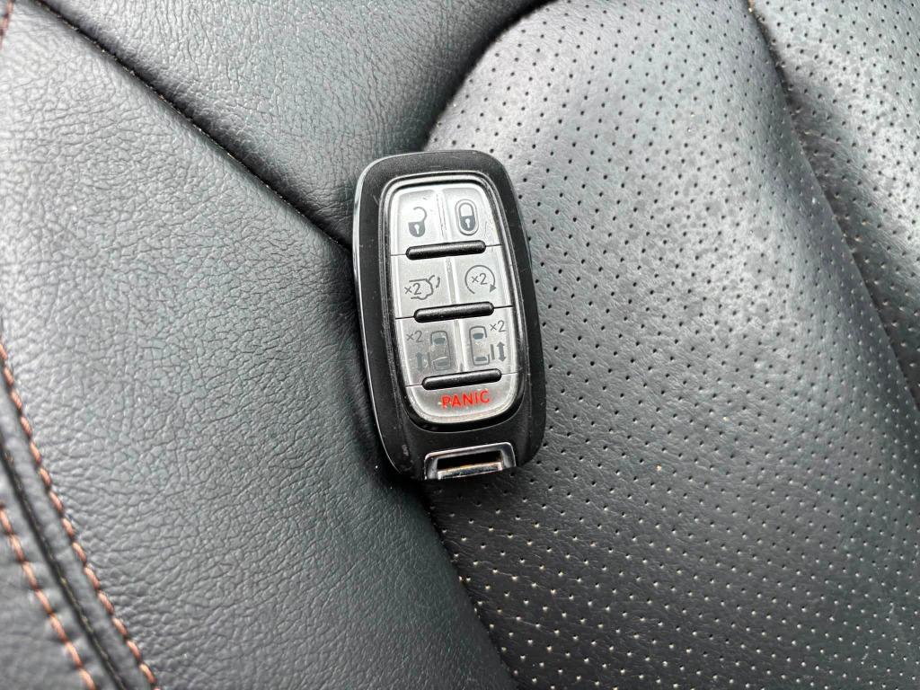 Chrysler Pacifica photo 16