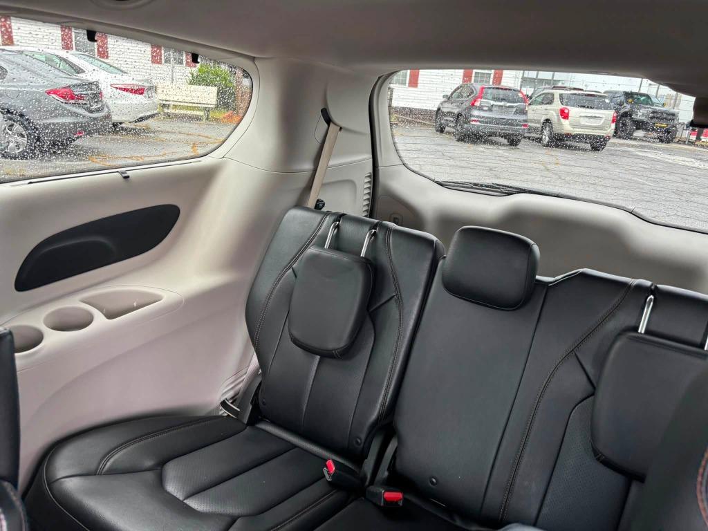 Chrysler Pacifica photo 8