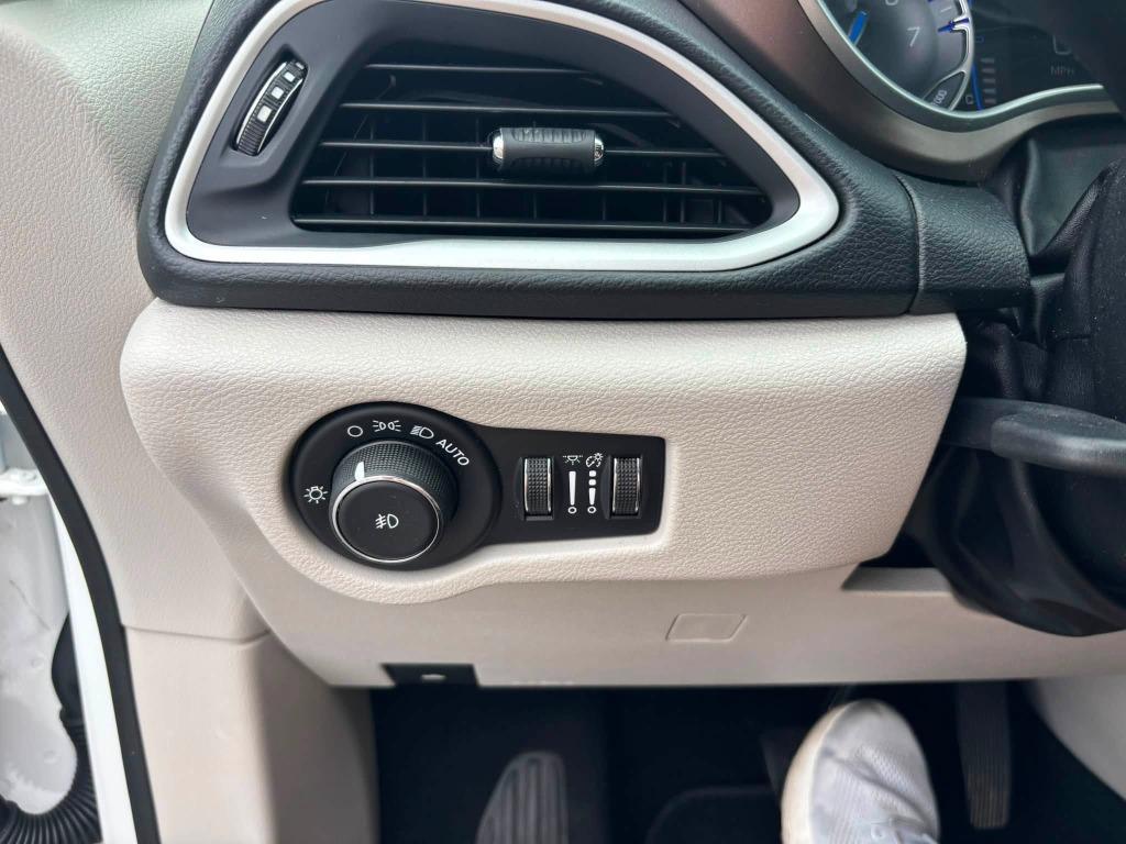 Chrysler Pacifica photo 24