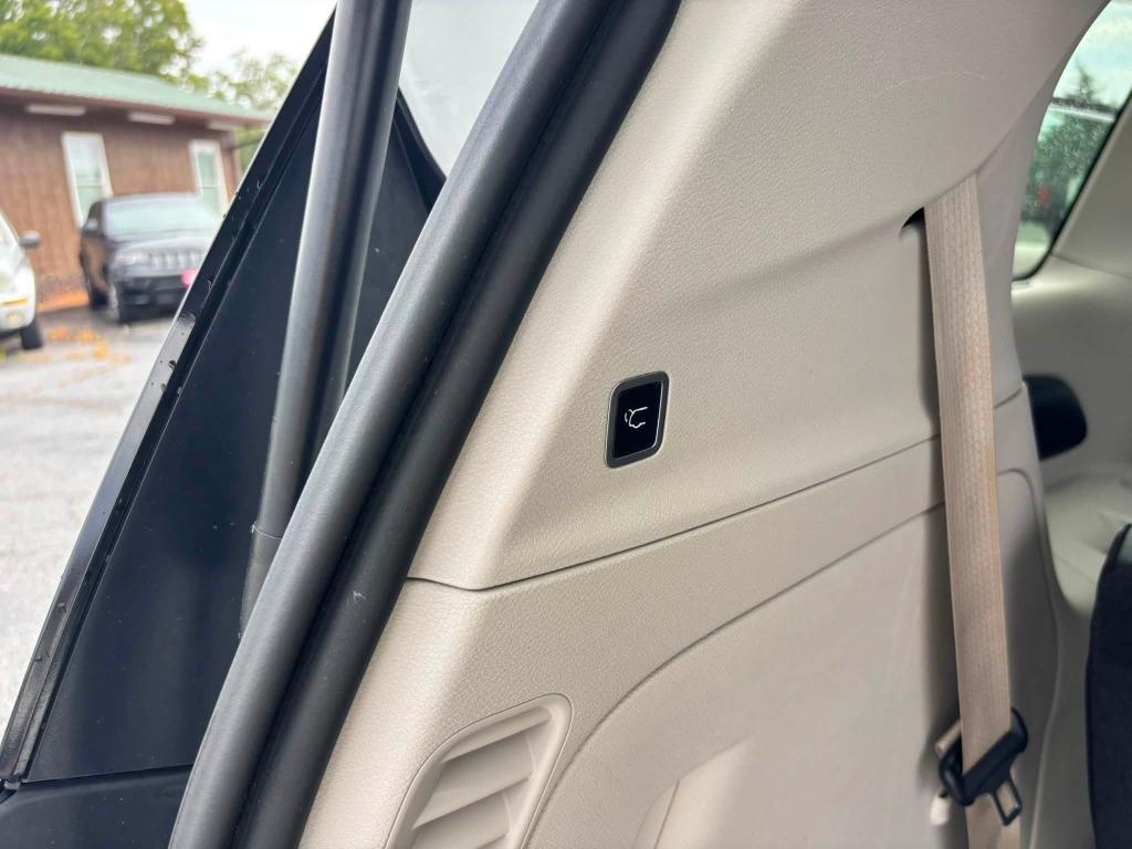 Chrysler Pacifica photo 17