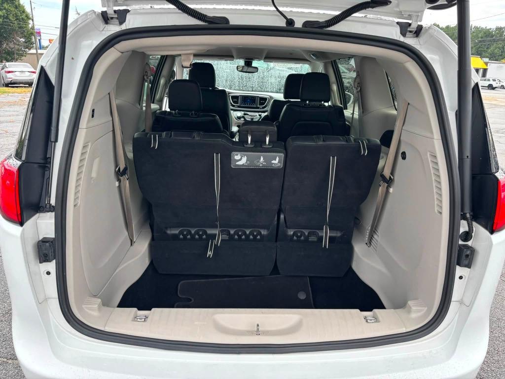 Chrysler Pacifica photo 12