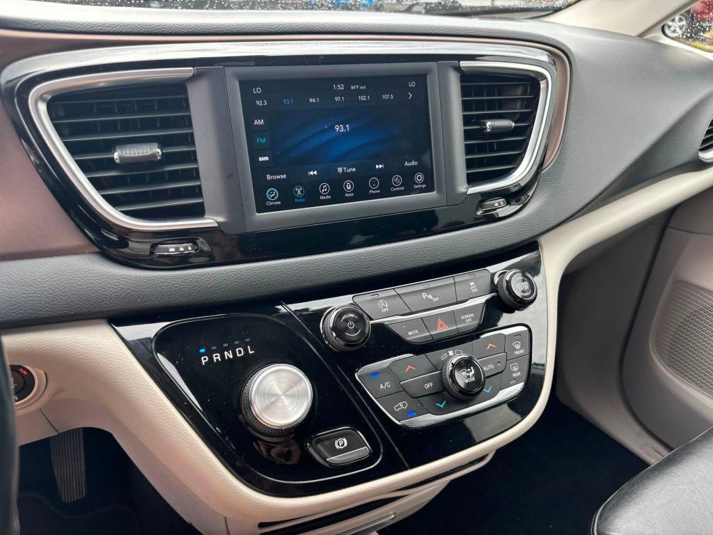Chrysler Pacifica photo 25