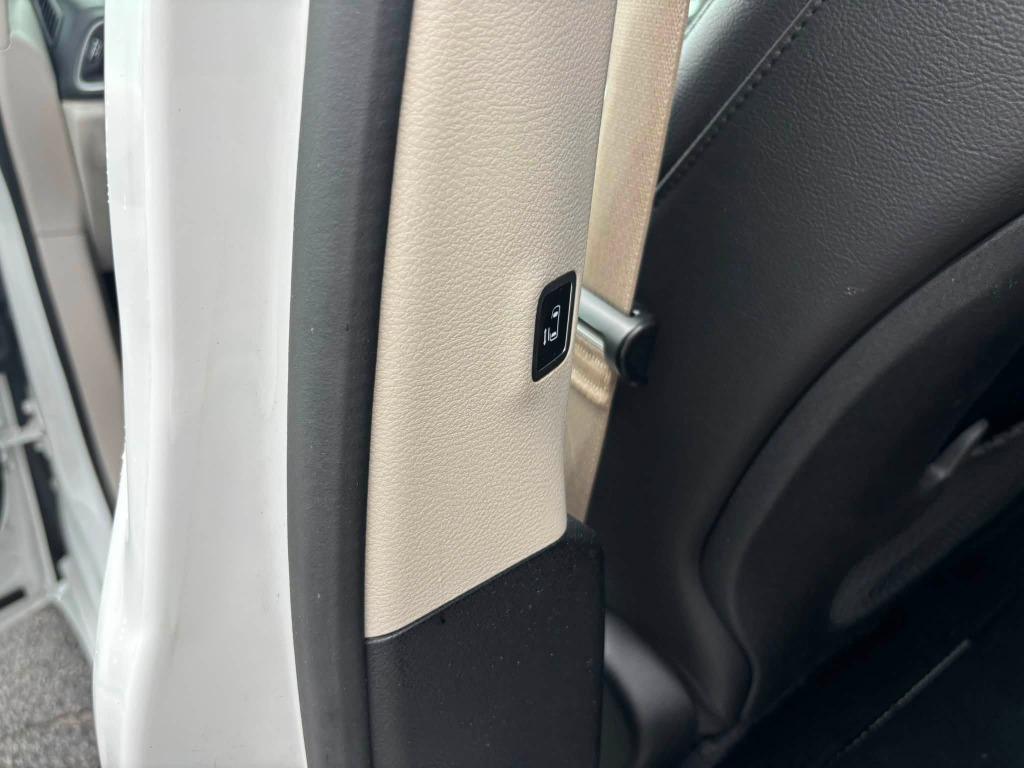 Chrysler Pacifica photo 27