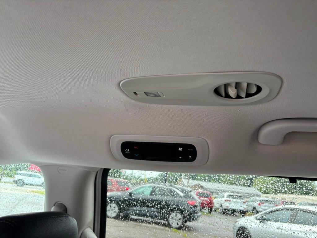 Chrysler Pacifica photo 21
