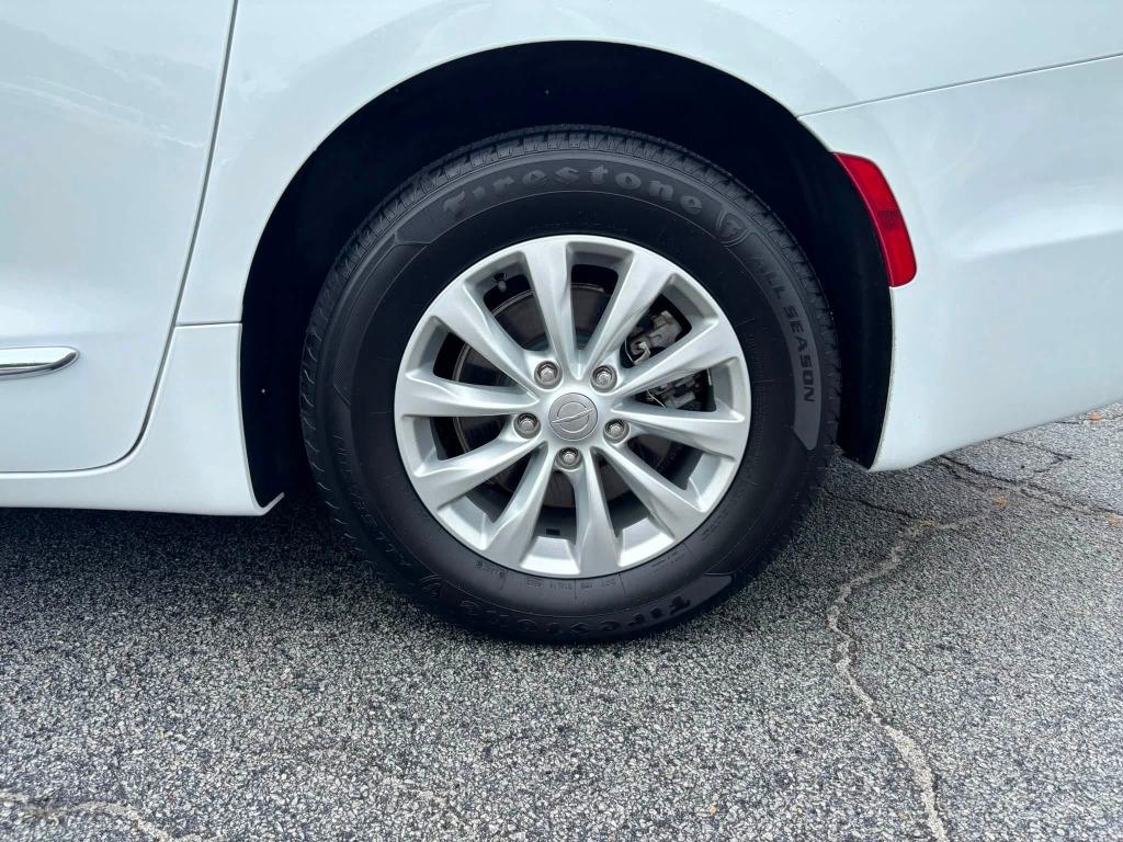 Chrysler Pacifica photo 10