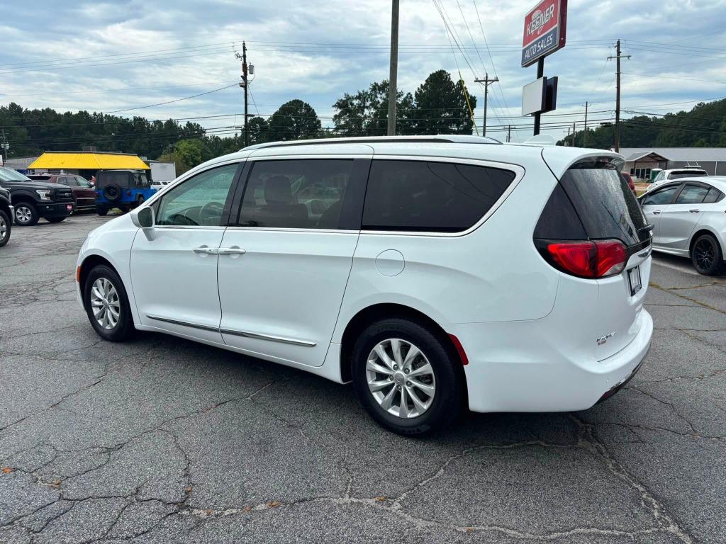 Chrysler Pacifica photo 3