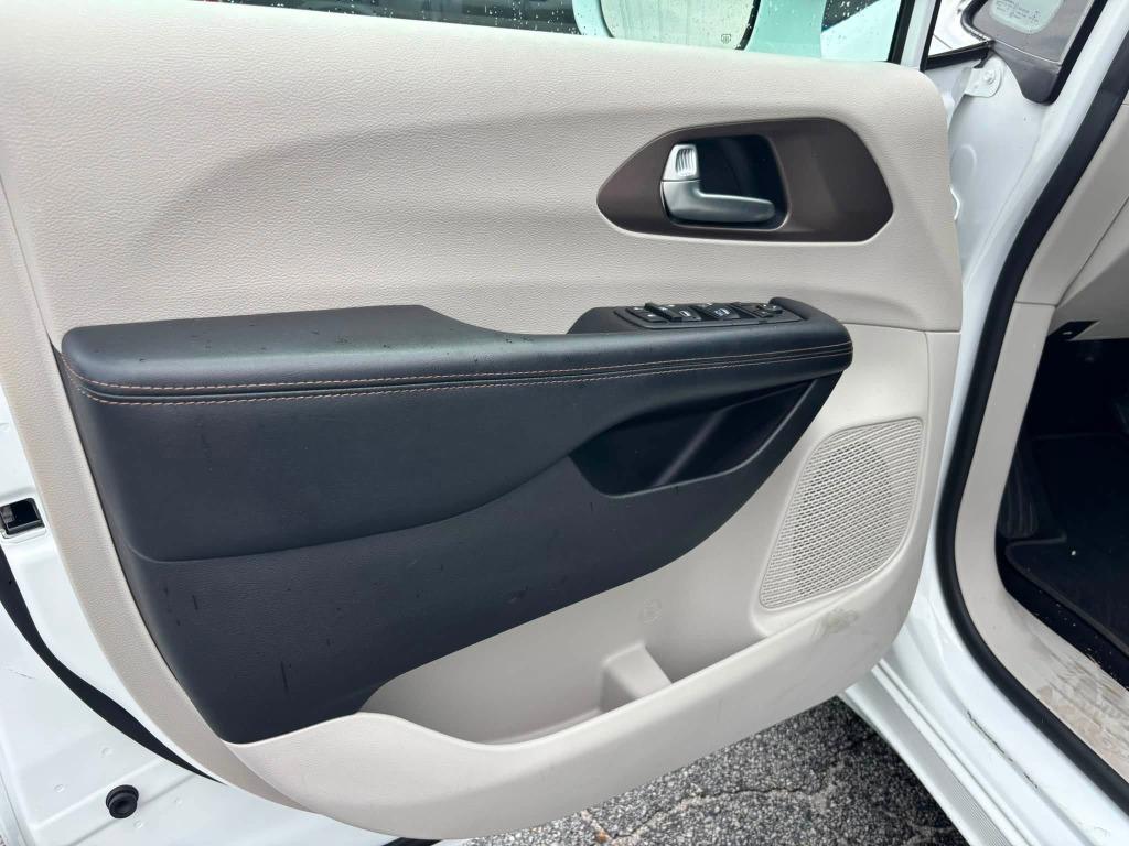 Chrysler Pacifica photo 28