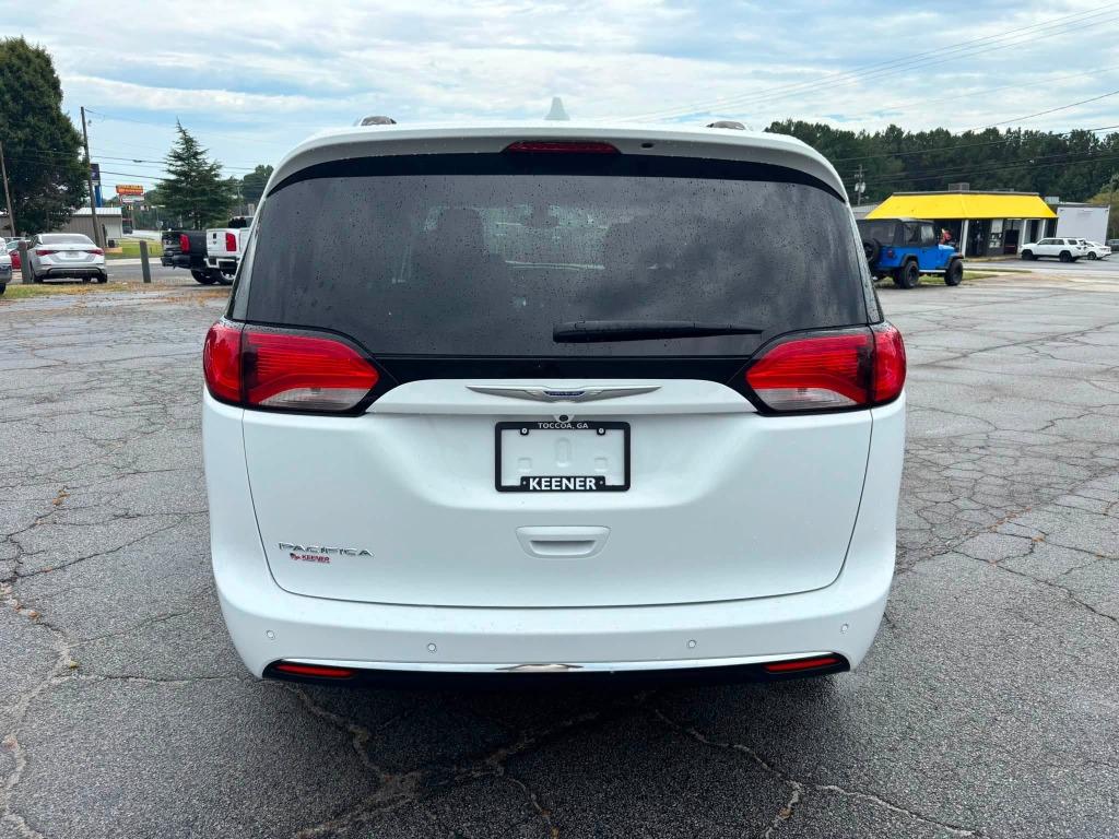Chrysler Pacifica photo 2