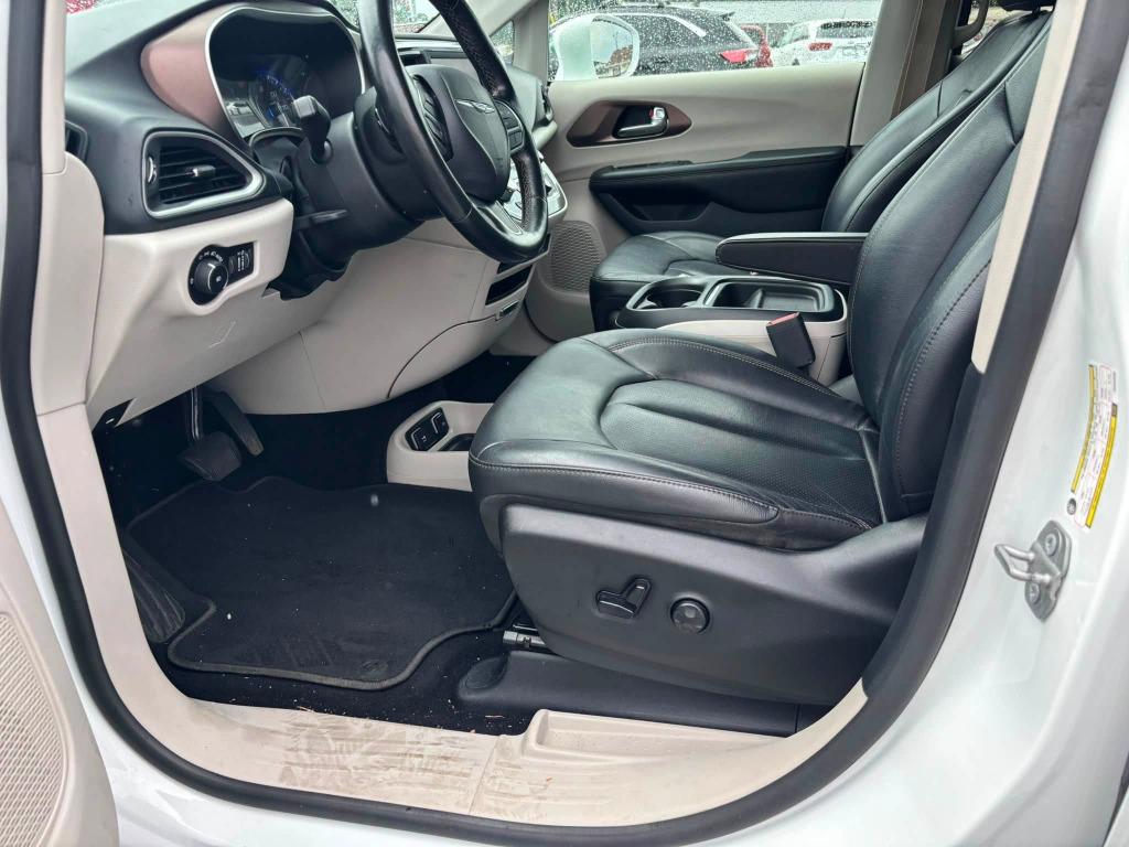 Chrysler Pacifica photo 14