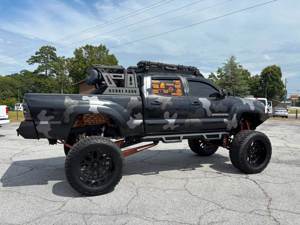 Toyota Tacoma photo 2