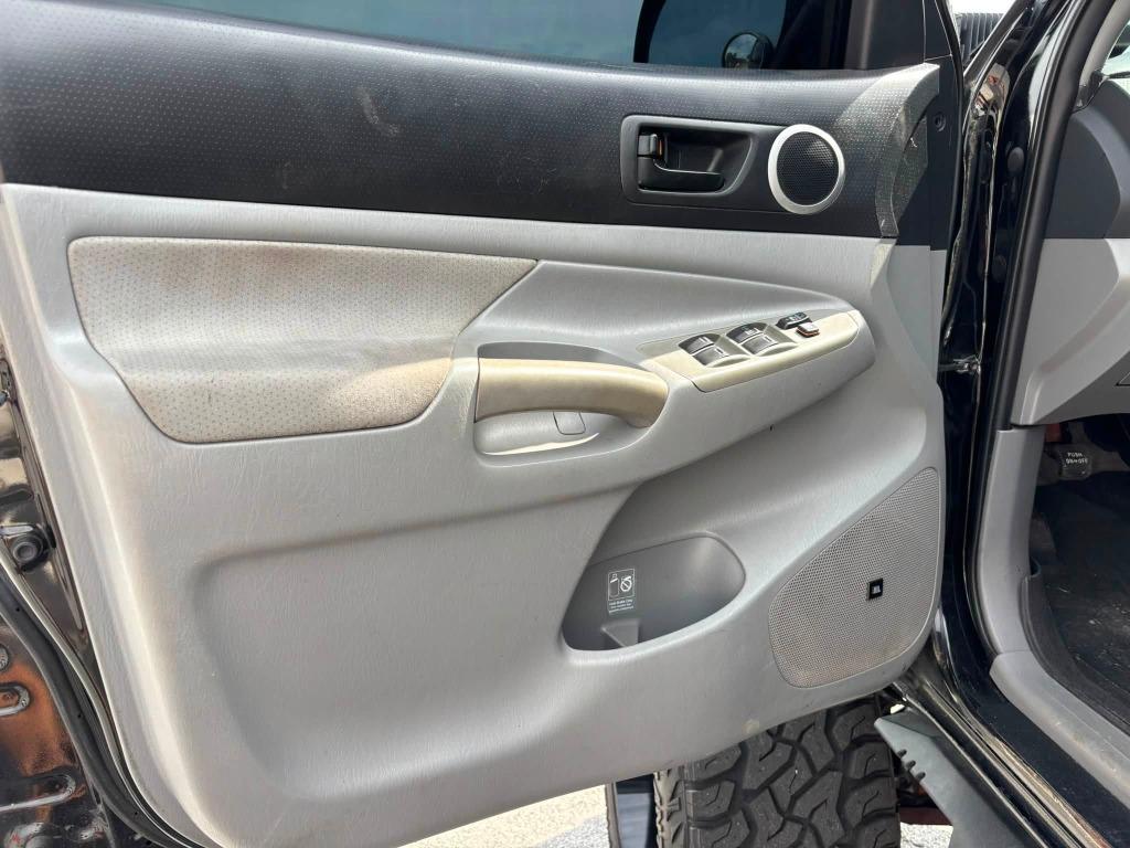 Toyota Tacoma photo 19