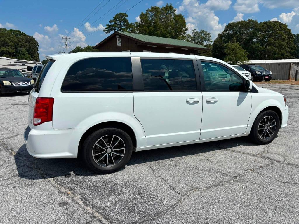Dodge Grand Caravan photo 2