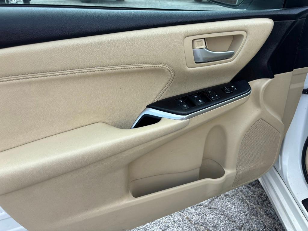Toyota Camry photo 9